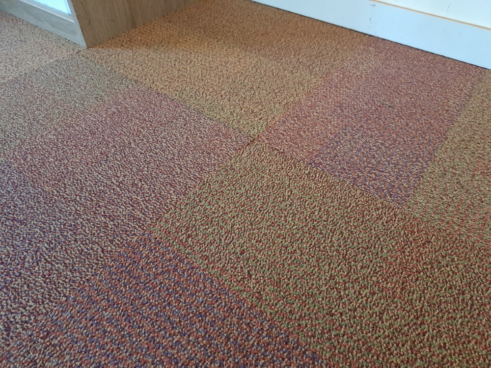 tapijttegels rood/oranje re use c gebruikt