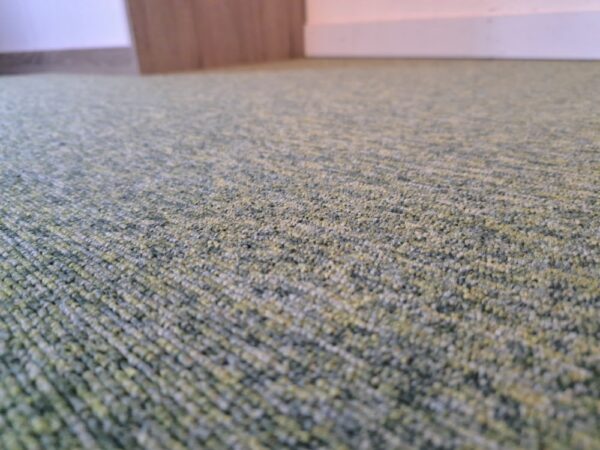 restpartij 45m2 tapijttegels groen