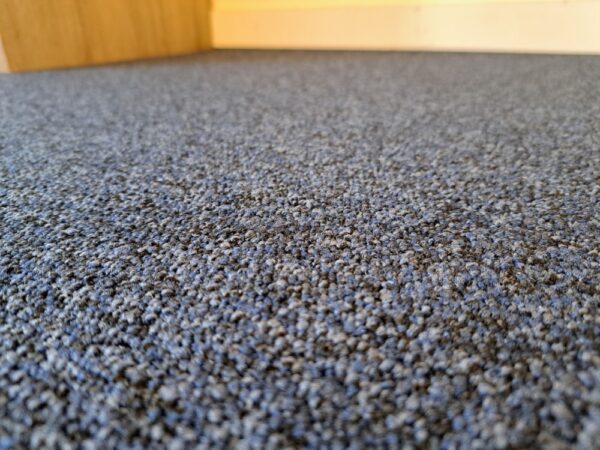 restpartij 27m2 tapijttegels blauw