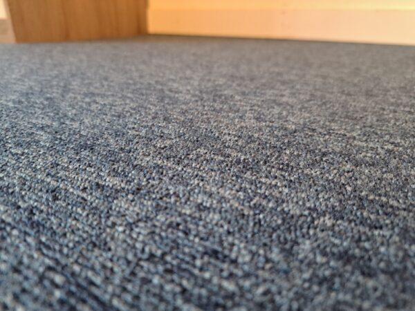 restpartij 23m2 tapijttegels blauw