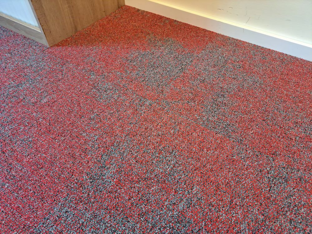 combideal 30m2 tapijttegels interface composure/ice breaker grijs/rood w1/w2