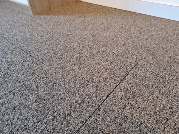 restpartij 58m² tapijttegels bruin w2