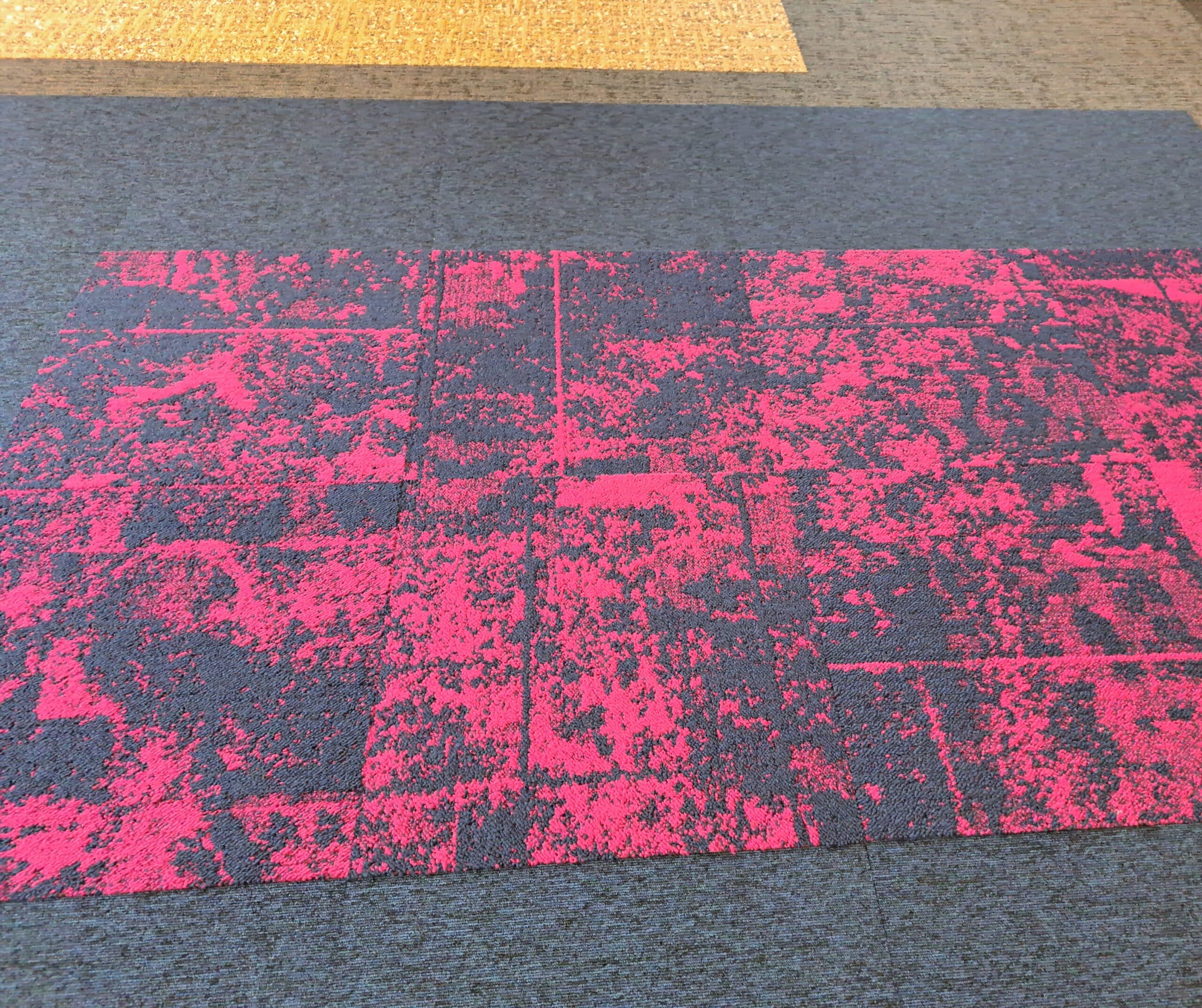 karpet 2x3m tapijttegels interface mix blauw/roze