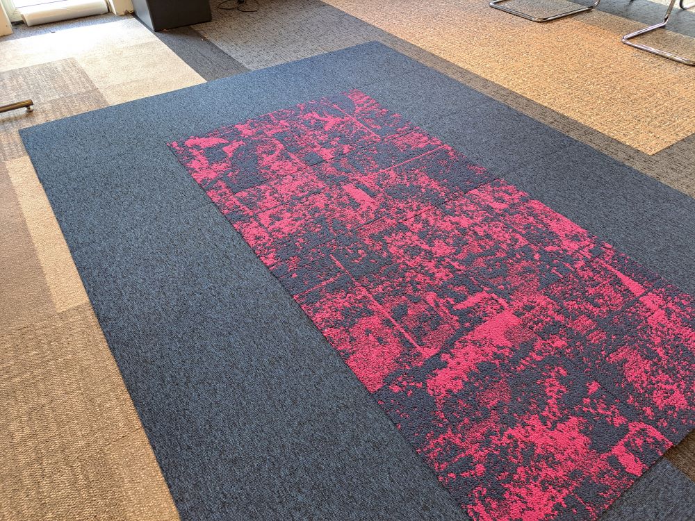 karpet 2x3m tapijttegels interface mix blauw/roze