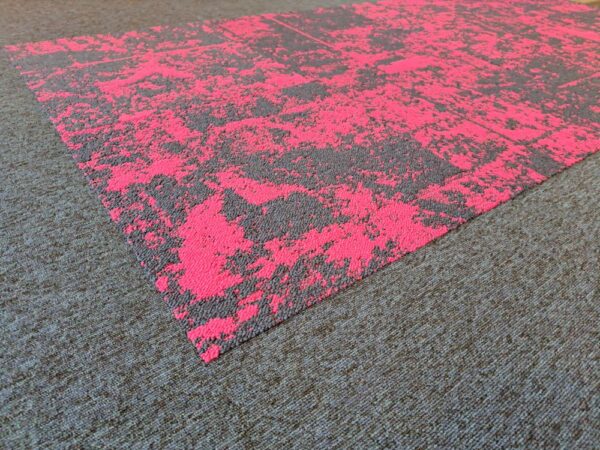 karpet 2x3m tapijttegels interface mix blauw/roze