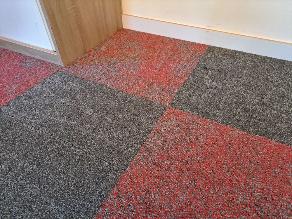 combideal 30m2 tapijttegels interface composure/ice breaker grijs/rood w1/w2