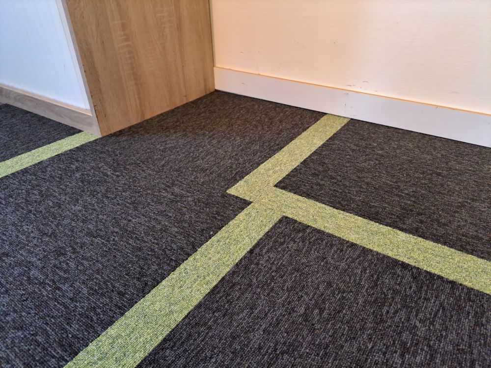 restpartij 24m² employ loop antraciet met groene lijn w1