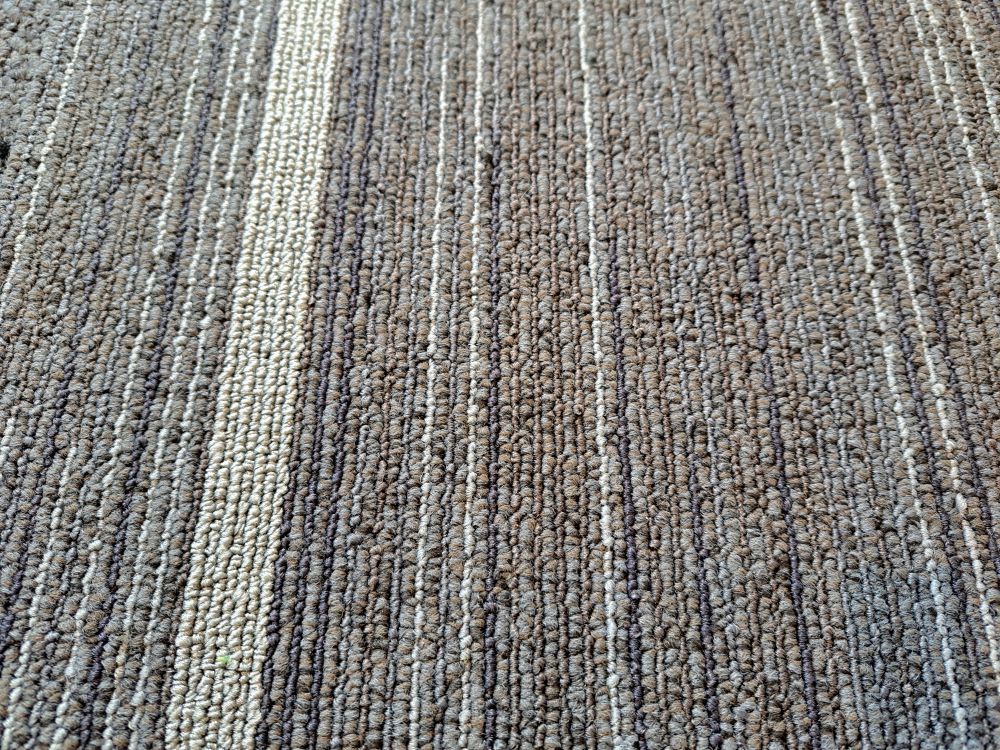 gebruikte b keus tapijttegels gestreept, grijs