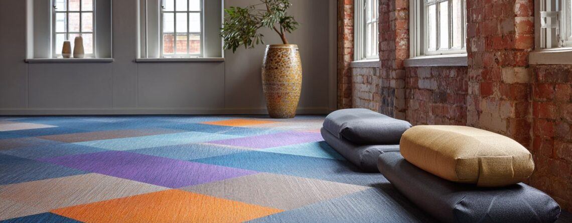 tapijttegels in een yoga studio