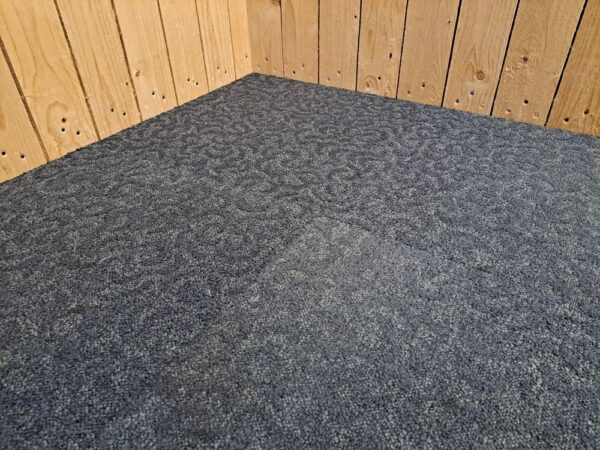 gebruikt tapijttegel reuse c, zwart met drukpunten 2422