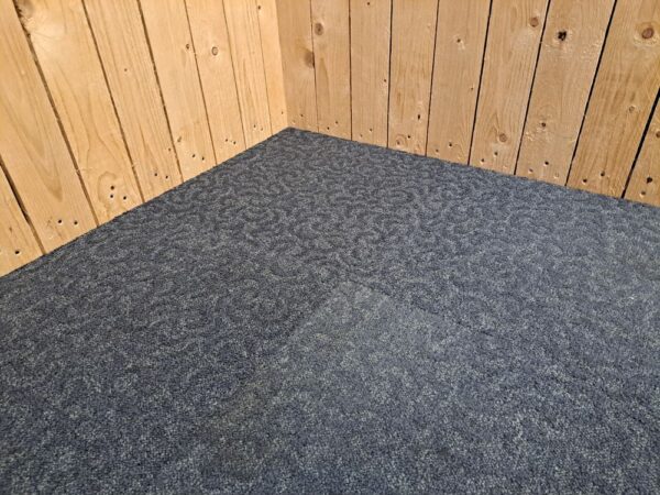 gebruikt tapijttegel reuse c, zwart met drukpunten 2422 gebruikt tapijttegel reuse c, zwart met drukpunten 2422